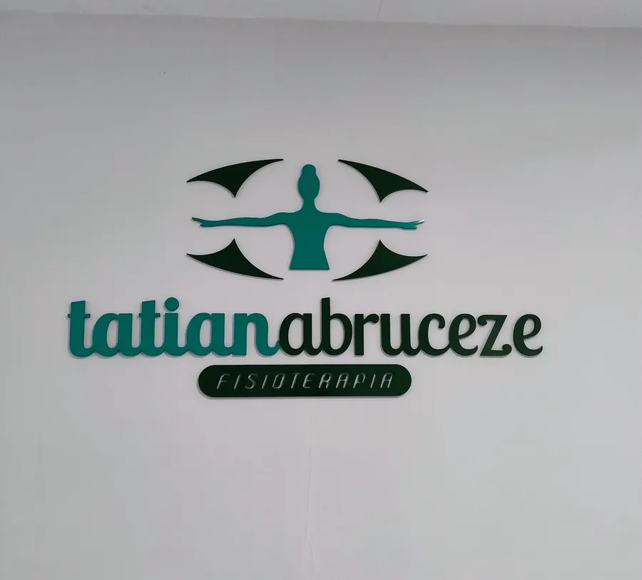 Parede com a marca Tatiana Abruceze Fisioterapia